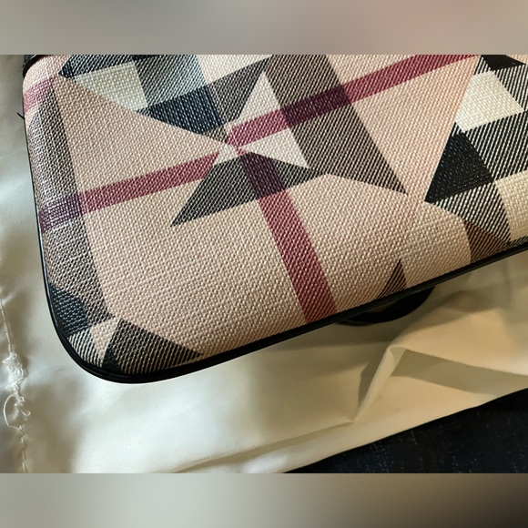 $ firm Burberry Wristlet Large - Picture 8 of 16